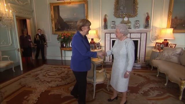 The Queen receives the Chancellor of Germany Angela Merkel at Buckingham Palace смотреть онлайн