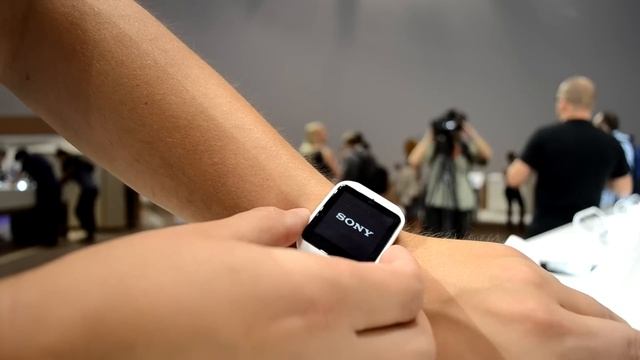 Sony SmartWatch 3 Hands-On: Android Wear (IFA 2014) смотреть онлайн