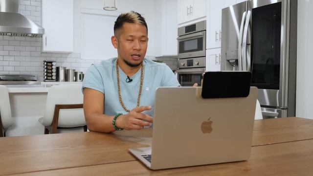 First Look: Belkin's iPhone Mount for MacBook w/ macOS Ventura's Continuity Camera! смотреть онлайн