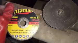 Диск от большой болгарки ставим на маленькую болгарку.