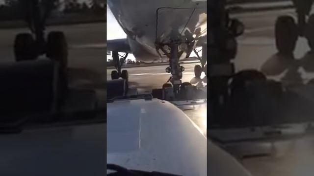 Push back et mise en route de A320 aigle azur l'aéroport d'Orly sud смотреть онлайн