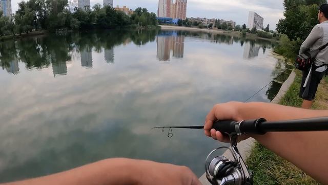 Я ЙОГО ДОЧЕКАВСЯ! Великий окунь в місті на топвотери з самого ранку Волкер Daiwa Steez смотреть онлайн