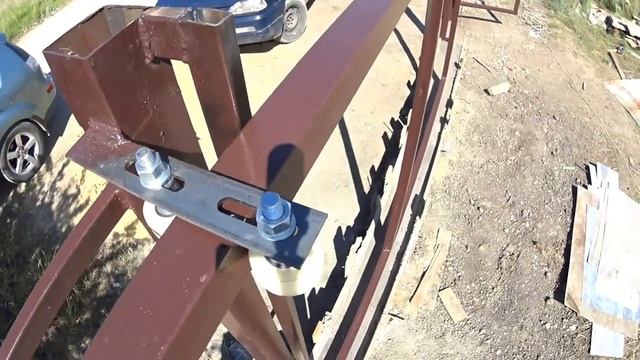 Забор по периметру с фасадом на бетонной ленте и откатными воротами и калиткой смотреть онлайн