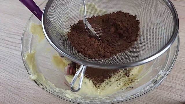 Quick and easy cake with redcurrant and yogurt *Bea's Bites* смотреть онлайн