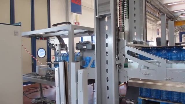 Послойный паллетизатор ROBOPAC | Паллетирование ПЭТ-бутылок и укладка межслойных прокладок смотреть онлайн