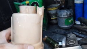 Toyota Spacio замена топливного фильтра.