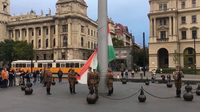 Спуск флага на площади возле Парламента смотреть онлайн