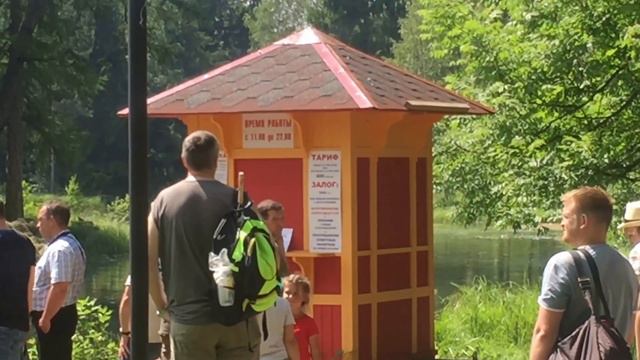 Гатчинский парк. Воскресная очередь у лодочной станции. 26.06.2016, 13:06 смотреть онлайн