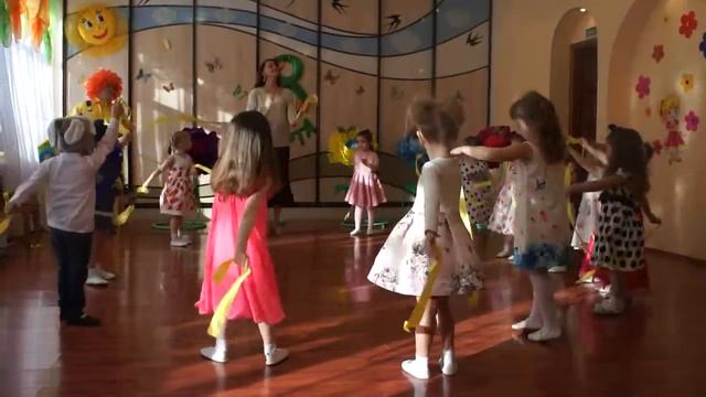 Младшая группа танец Лучики смотреть онлайн