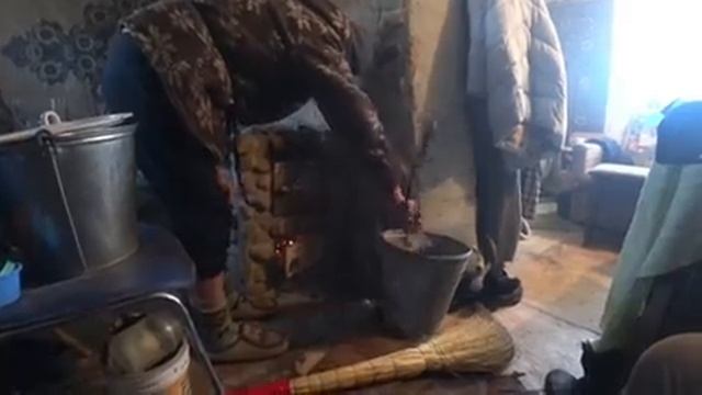 ЧУТЬ НЕ СГОРЕЛ ДОМ?БАБУШКА В ТЕПЛЕ//УБОРКА ДО ДОБРА НЕ ДОВЕДЕТ В ТРЕШ ИЗБУШКЕ//ГДЕ НОВЫЙ ДОМ ? смотреть онлайн