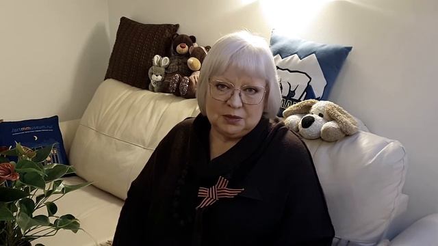 Поздравление с Днем Победы народной артистки России Светланы Крючковой парижской публике смотреть онлайн