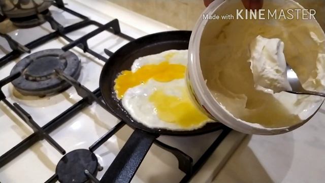 Как сделать яичницу с сосисками на сметане? смотреть онлайн