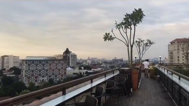 Sunset di La Vue Rooftop Bar @ The Hermitage Jakarta : AMAZING!! смотреть онлайн