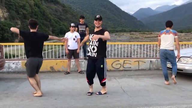 Парни классно танцуют на Кавказе. смотреть онлайн