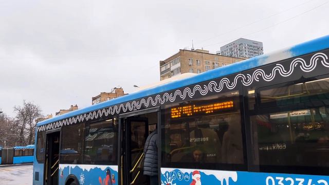 ”В новогоднем оформлении!” Автобус ЛиАЗ-5292.22(2-2-2) следует по маршруту 857 смотреть онлайн