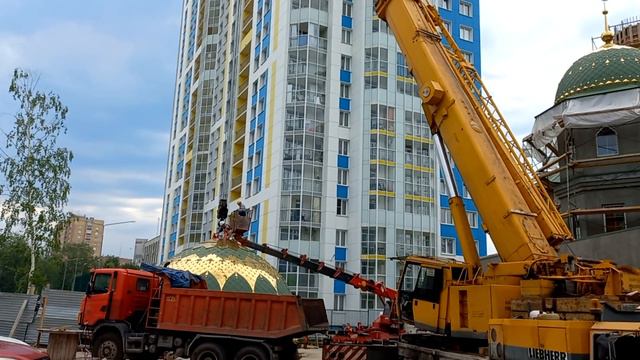 Строительство Краевой Соборной мечети г.Перми (Бульвар Гагарина 74а) Моменты поднятия купола мечети смотреть онлайн