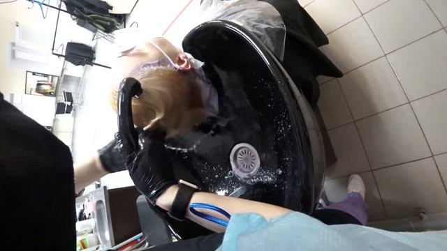 Мужское окрашивание в синий цвет. Красим волосы в яркий цвет. смотреть онлайн