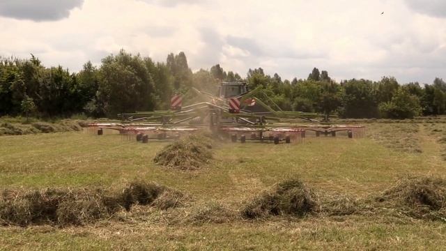 Червоний трактор та граблі-ворушилки. | Машинка