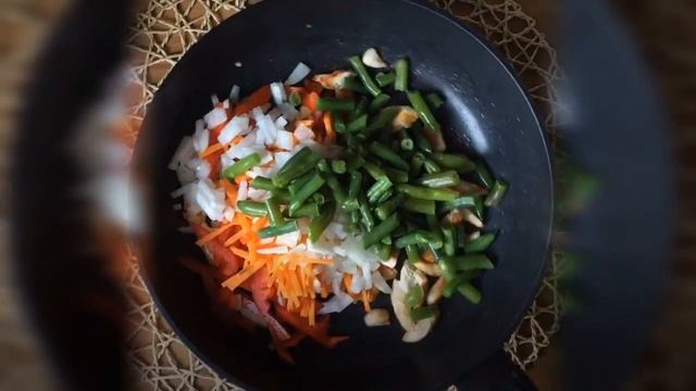 Соба с курицей и овощами в соусе терияки смотреть онлайн