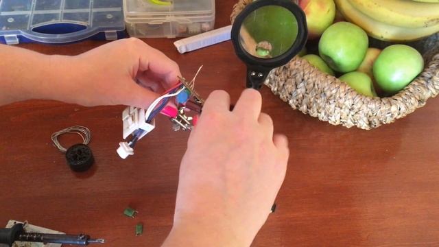 Ремонт ЛЮМИНЕСЦЕНТНОГО светильника своими руками. Чайник Яна меняет 2 конденсатора 13 минут))) смотреть онлайн