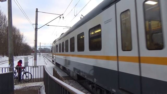 Движение разных электропоездов на Первом Диаметре D1 возле платформы Дегунино смотреть онлайн