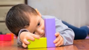 АУТИЗМ КАК НЕ ПРОРУСТИТЬ | 5 особенностей поведения ребенка указывающих на риск аутизма