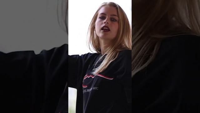 Lady Model Blonde Sing Young lady Posture Presenting Female смотреть онлайн