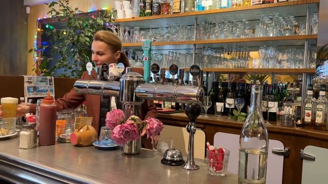 Как шутят в ресторане  официанты.