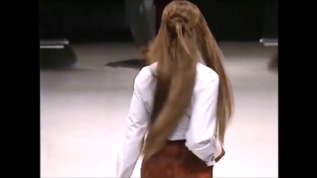 Naomi Campbell & Tyra Banks ⭐ Runway Walk смотреть онлайн