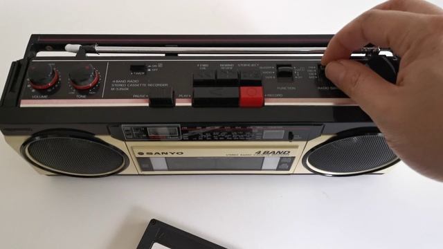 Vintage SANYO M-5350K Mini 4 Band Radio Cassette Recorder Boombox смотреть онлайн