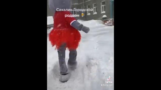 Экстремальная выписка: как на Сахалине в метель забирали маму с малышом из роддома смотреть онлайн