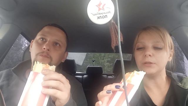 Мукбанг в машине, kfc на улице ливень, себестоимость продукции в фастфуде. смотреть онлайн