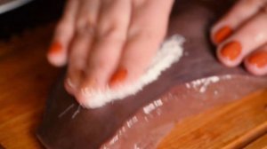 Как снять пленку с печени. Как чистить говяжью печень. Как выбрать печень.