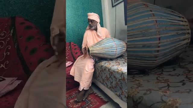 Шрила Гурудев играет на мриданге - Дели - 19.04.2018 смотреть онлайн