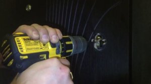 (1)Высверливание личинки замка