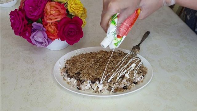 Салат с черносливом ,грецким орехом и куриным филе.Праздничный , красивый и вкусный салат.