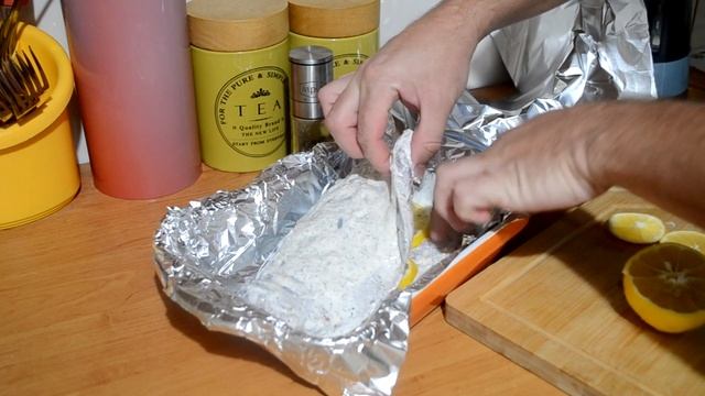 Толстолобик запеченный в сметанном соусе в фольге. МЯСОЖОР 162 смотреть онлайн