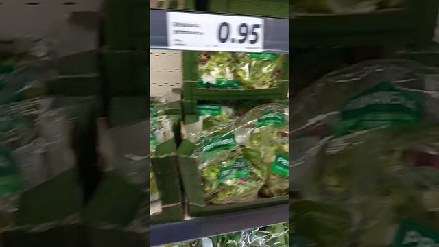 Салатный отдел в супермаркете... смотреть онлайн