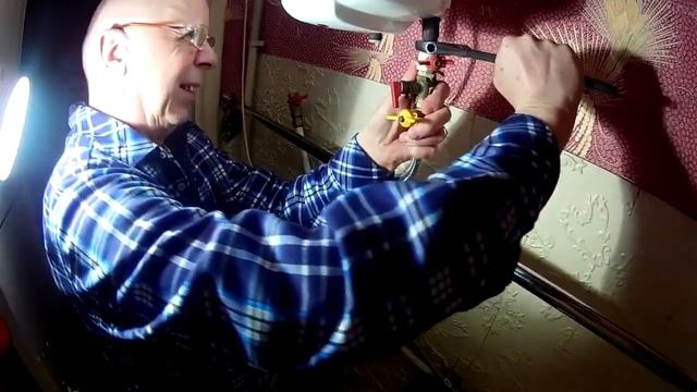 Распаковка и установка Подключение Бойлера Round VMR 80 смотреть онлайн