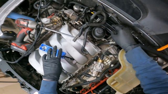 Removing Intake Manifold & Replacing Oil Pressure Sensor | Audi A6 C6 4.2 V8 BVJ Engine смотреть онлайн