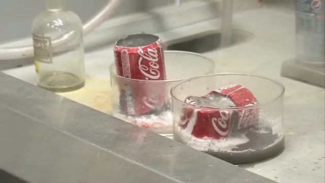 Coke Cans in Acid and Base - Periodic Table of Videos смотреть онлайн