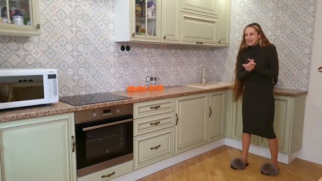 Кухня фисташкового цвета с патиной "шампань". Смотреть обзор смотреть онлайн