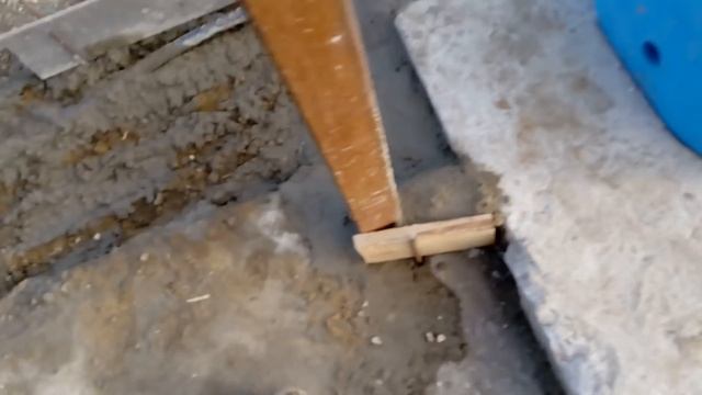 Ставим шариковую поилку в загоне у быков смотреть онлайн