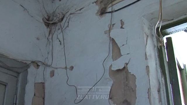 В Златоусте пенсионерка уже две недели живет с дырой в потолке смотреть онлайн