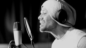 Парень очень круто поёт😲