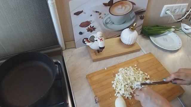 ГОТОВИМ НОВОЕ БЛЮДО. ПРОСТОЙ РЕЦЕПТ. ОЛАДЬИ С ЛУКОМ И ЯЙЦОМ. смотреть онлайн