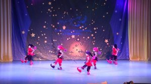 Веселый детский танец "Гномы". Дети танцуют на сцене на фестивале Мистерия танца