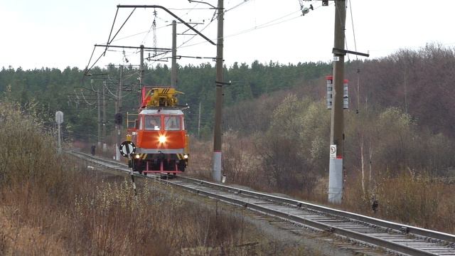 АДМ-258 после долгой работы на перегоне возвращается на станцию смотреть онлайн