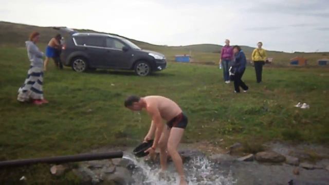 ОБЛИВАНИЕ РОДНИКОВОЙ ВОДОЙ)))Хр смотреть онлайн