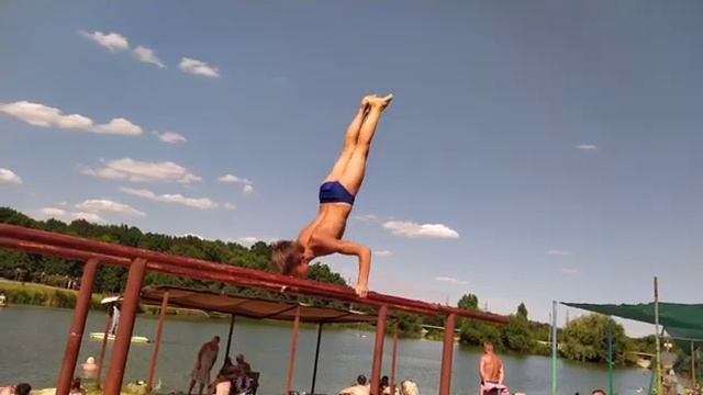 Отжимание в стойке на широких брусьях. Вечерняя тренировка. 25.07.2020Х смотреть онлайн